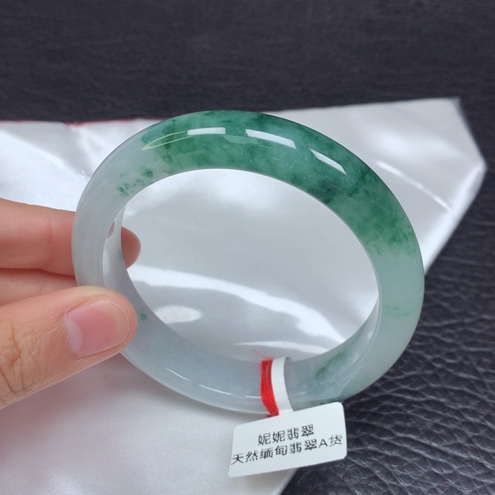 翡翠手镯未镶嵌。