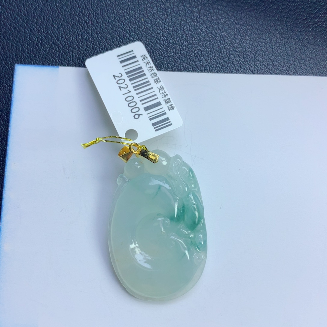 淡***尘翡翠未镶嵌颈饰如意