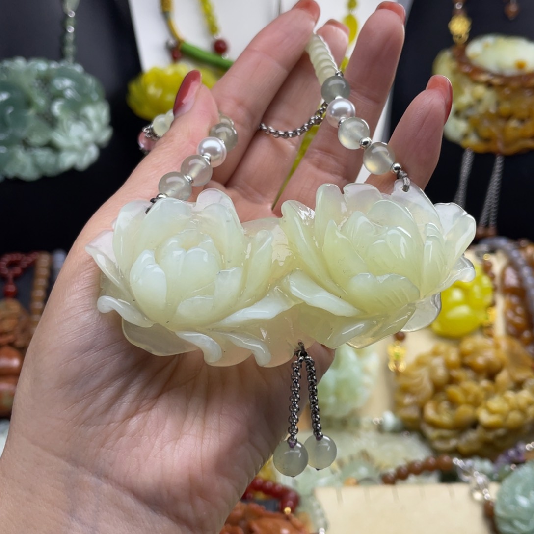 未镶嵌蛇纹石玉颈饰李*