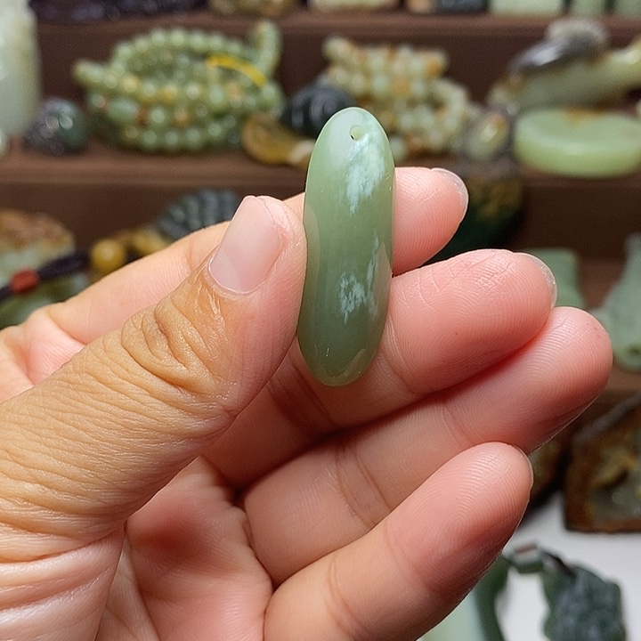 颈饰未镶嵌岫岩老玉（透闪石质玉）