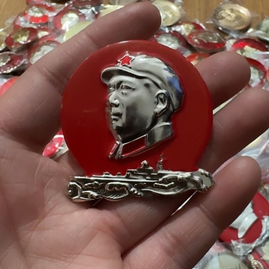 金***人其他普通金属圆形红色人物像章
