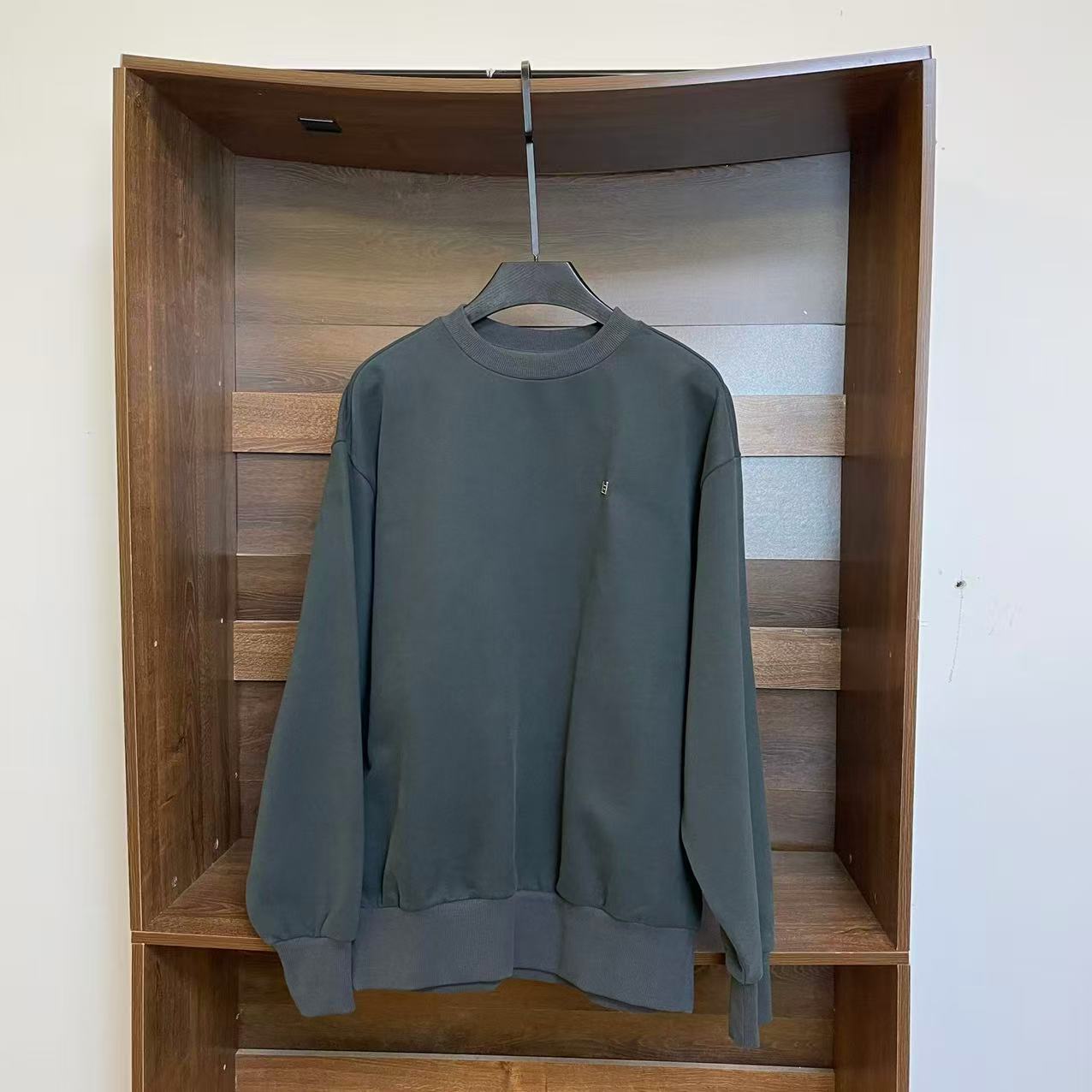 艾克小贴标套头卫衣