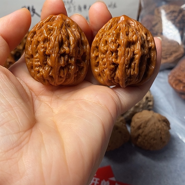 文玩核桃吊坠虎头