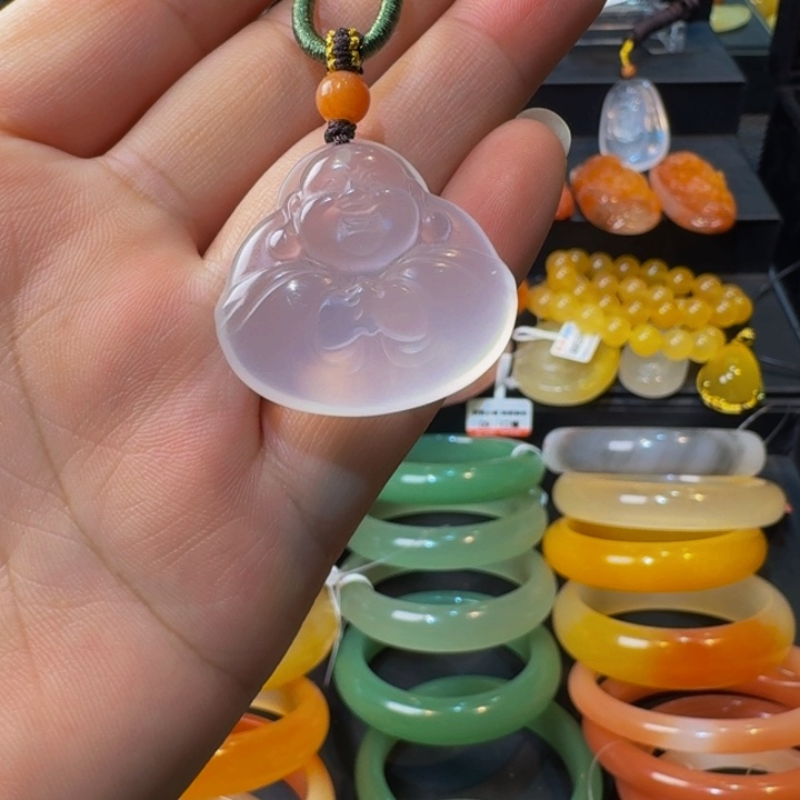 抱***睡石英质玉（金丝玉）未镶嵌颈饰抱抱佛