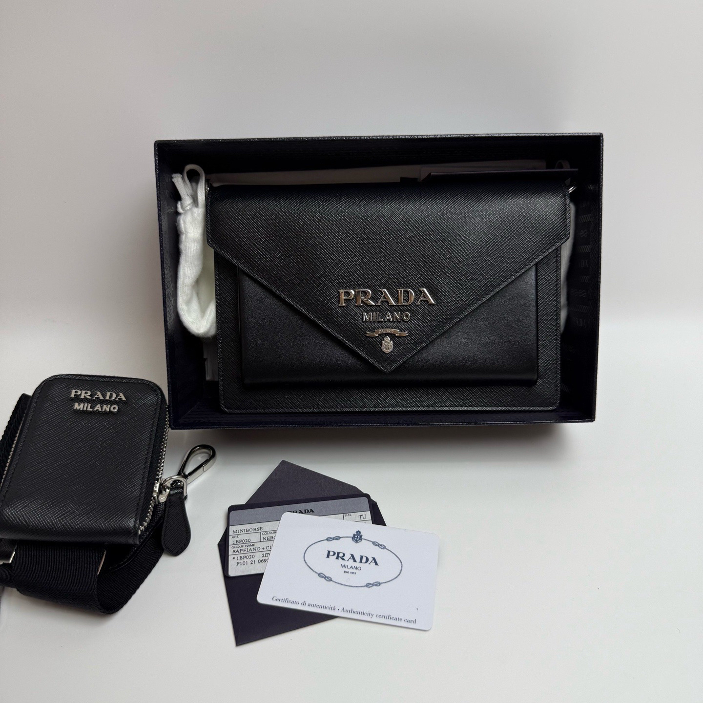 95新 Prada/普拉达 黑色十字纹迷你三合一信封包 尺寸20*4*12cm 