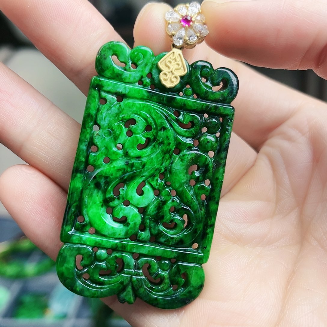 翡翠颈饰18K金镶嵌吊坠