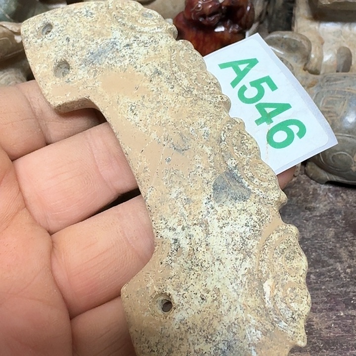 蛇纹石玉颈饰未镶嵌