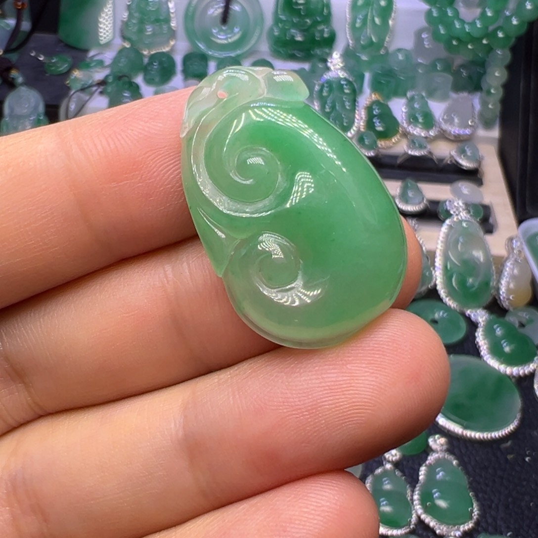 石英质玉（非洲翠）未镶嵌颈饰