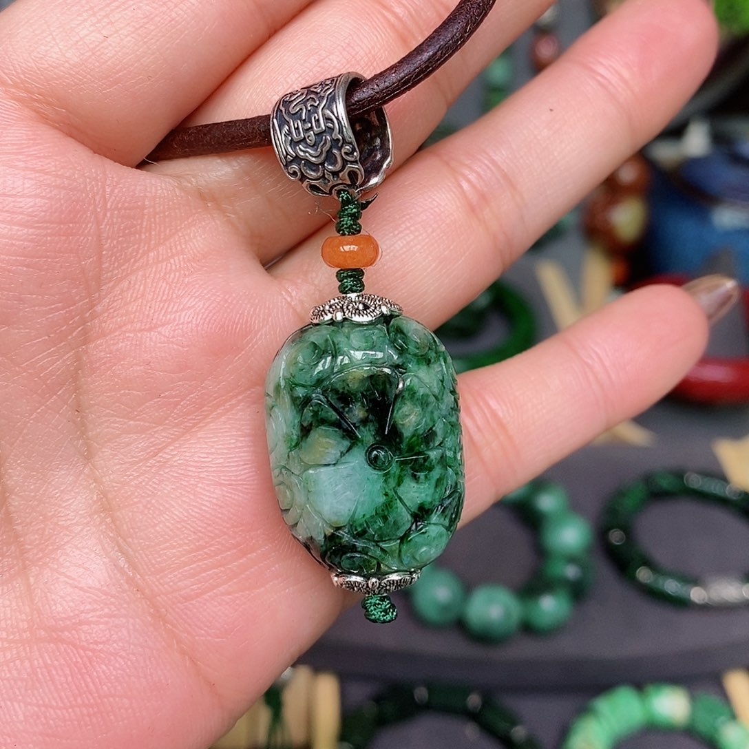 翡翠颈饰未镶嵌漂亮美眉