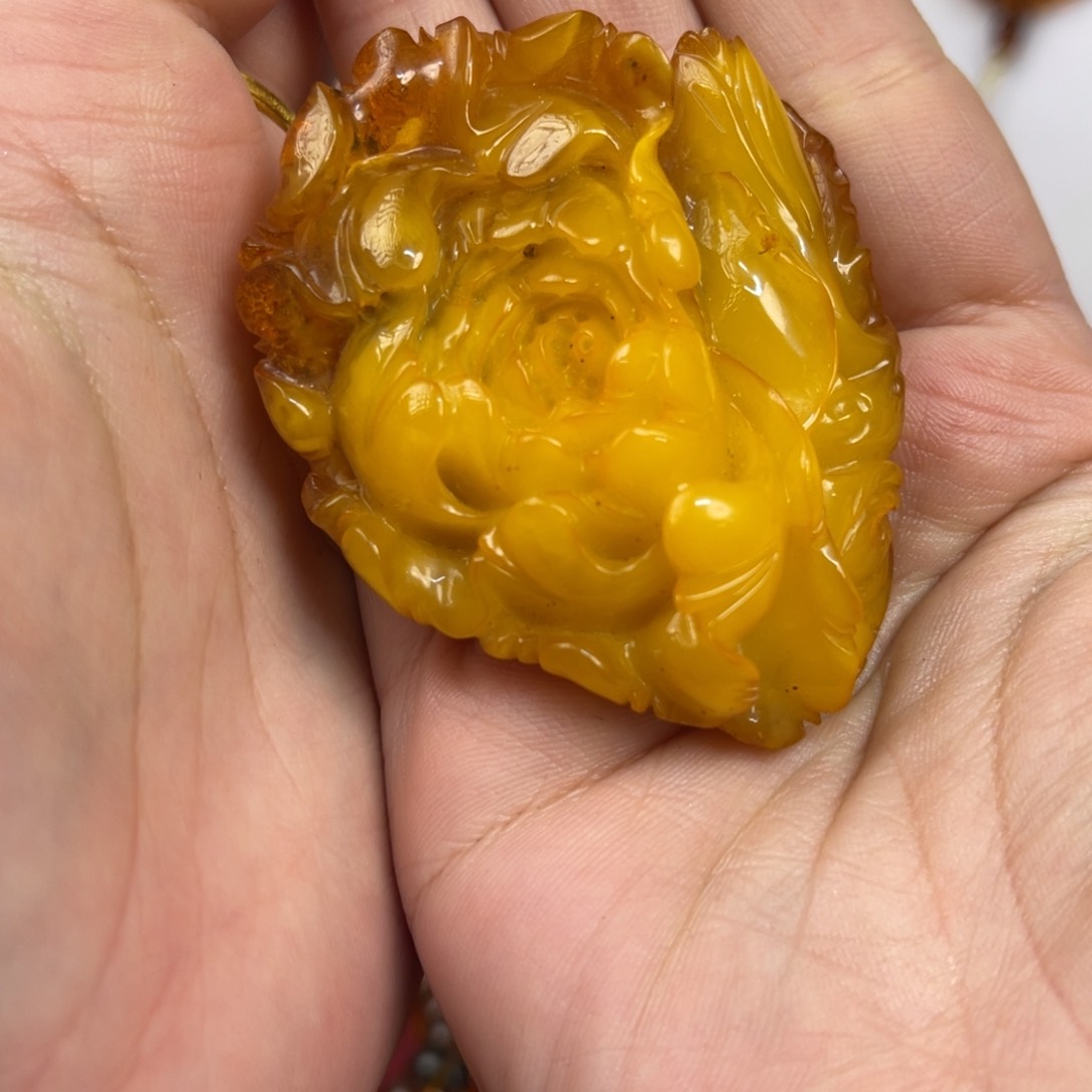 琥珀手链未镶嵌金绞蜜雕刻件