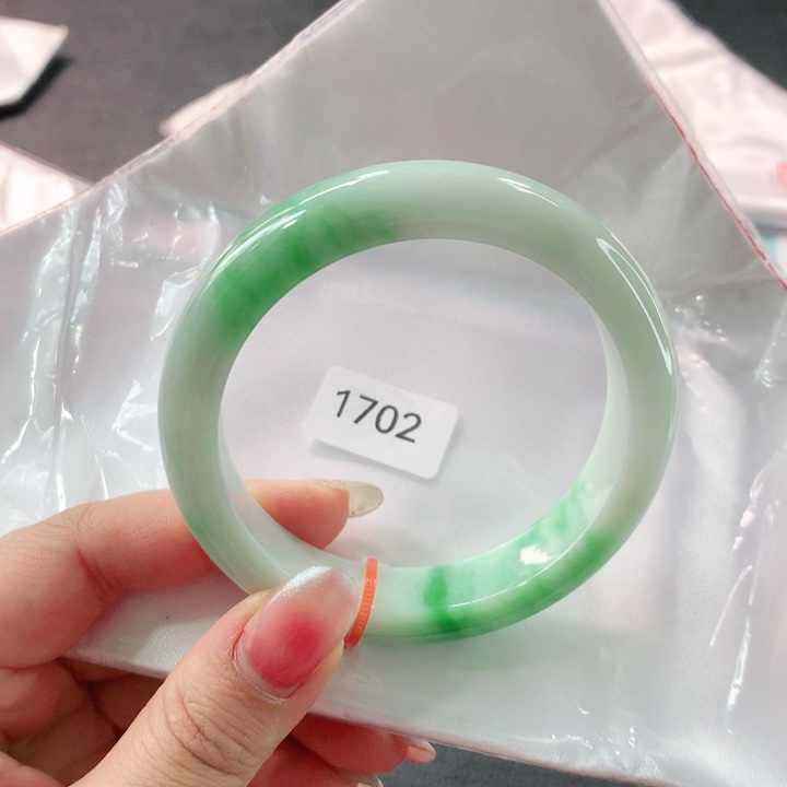 翡翠未镶嵌手镯03。