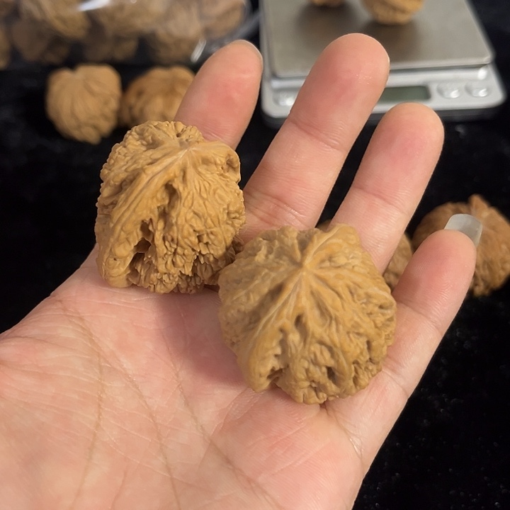 文玩核桃把件38左右微微瑕粗筋，编号0004