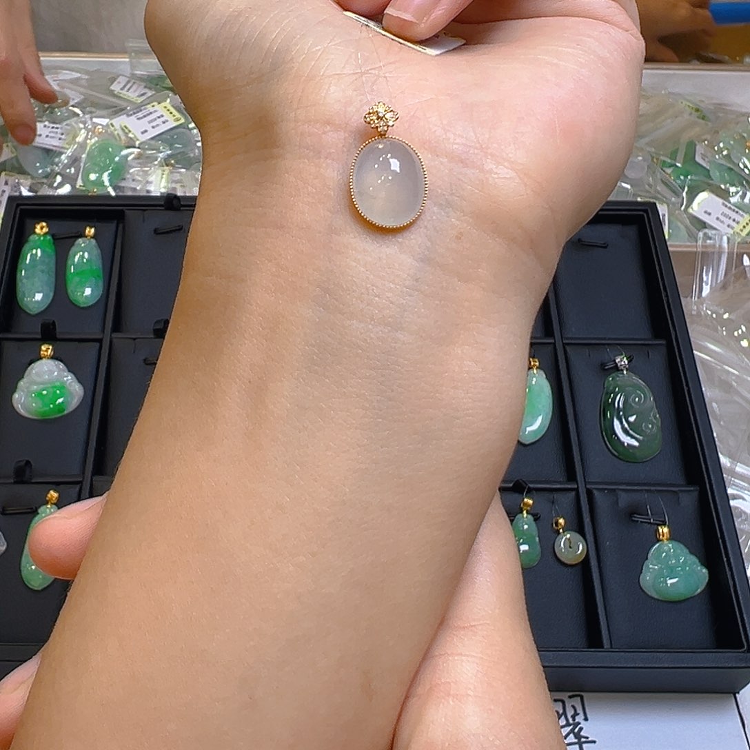 翡翠颈饰18K金镶嵌翡翠