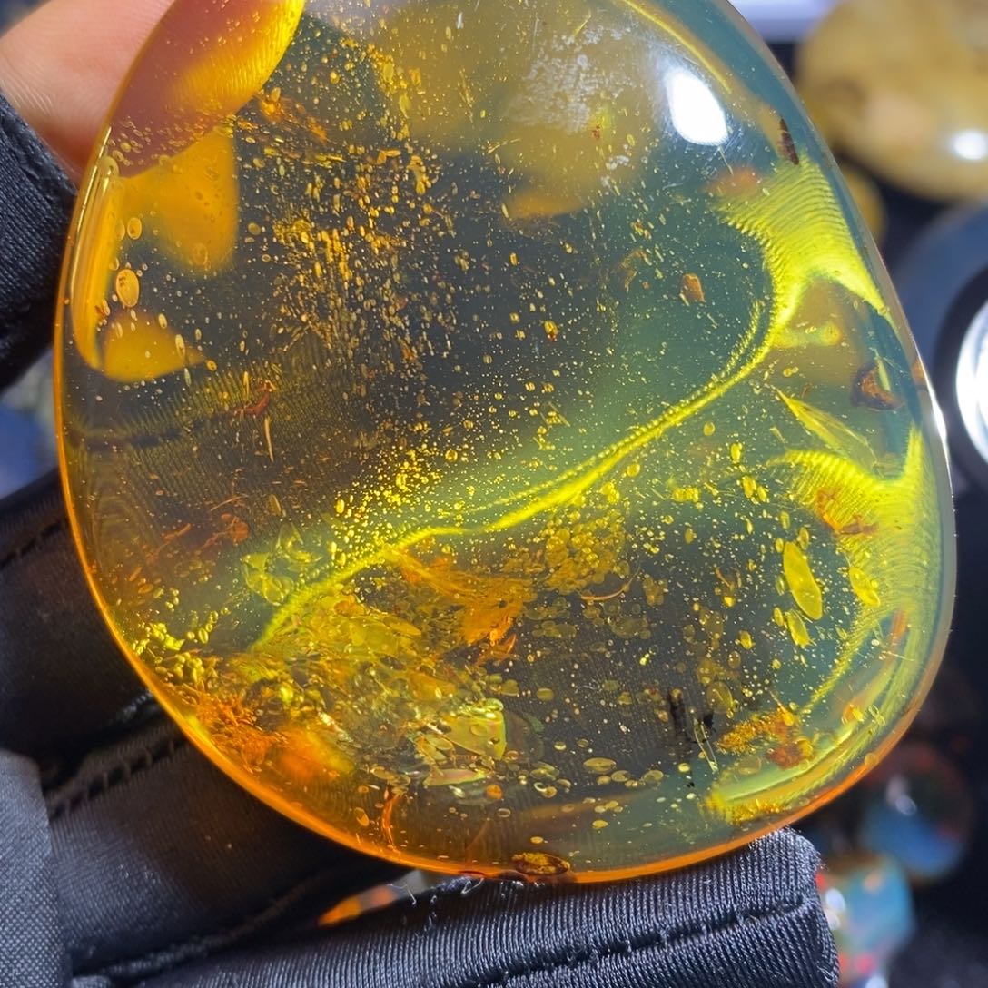 琥珀未镶嵌裸石……