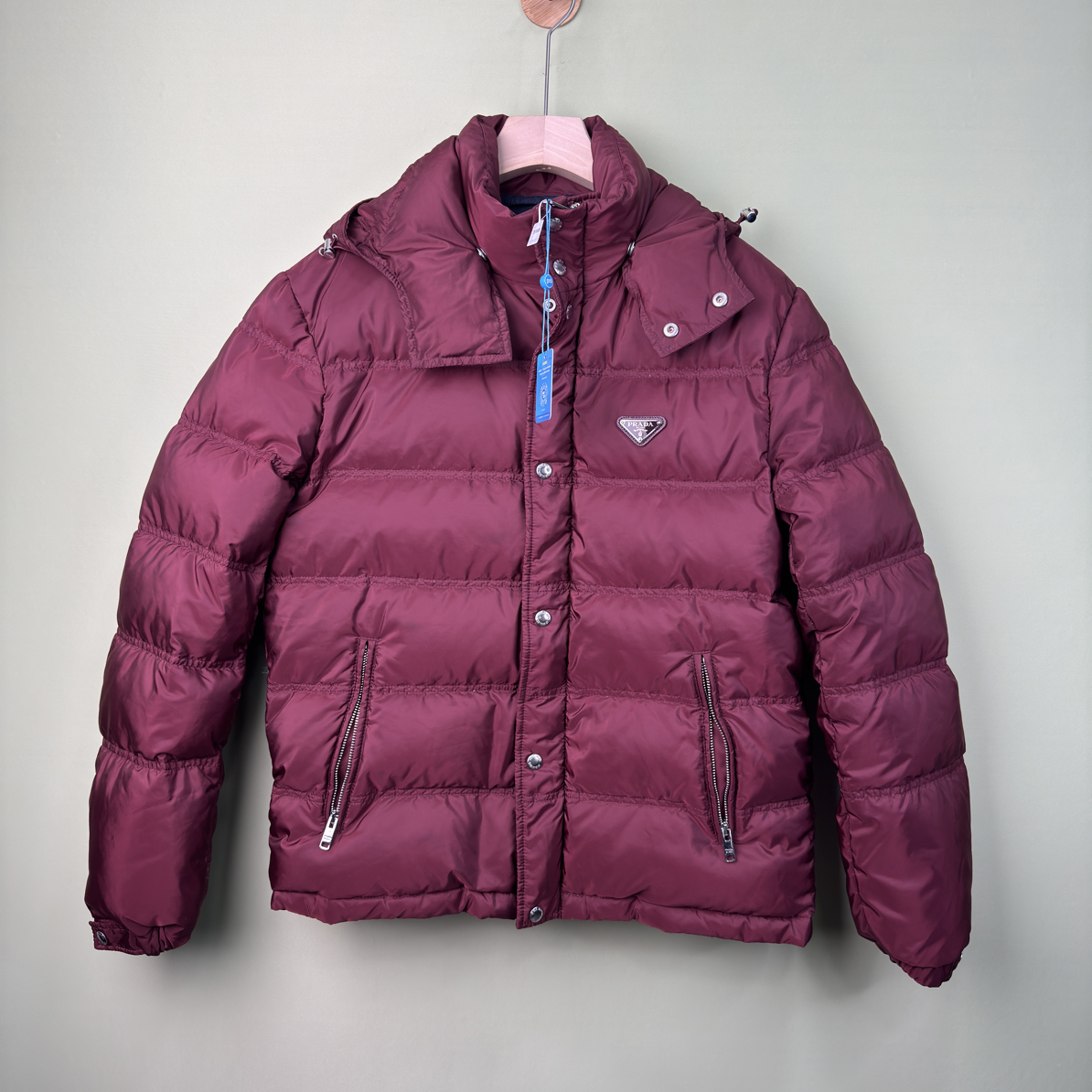 未使用 Prada/普拉达 新款波尔多红三角标羽绒服/52/工价19800