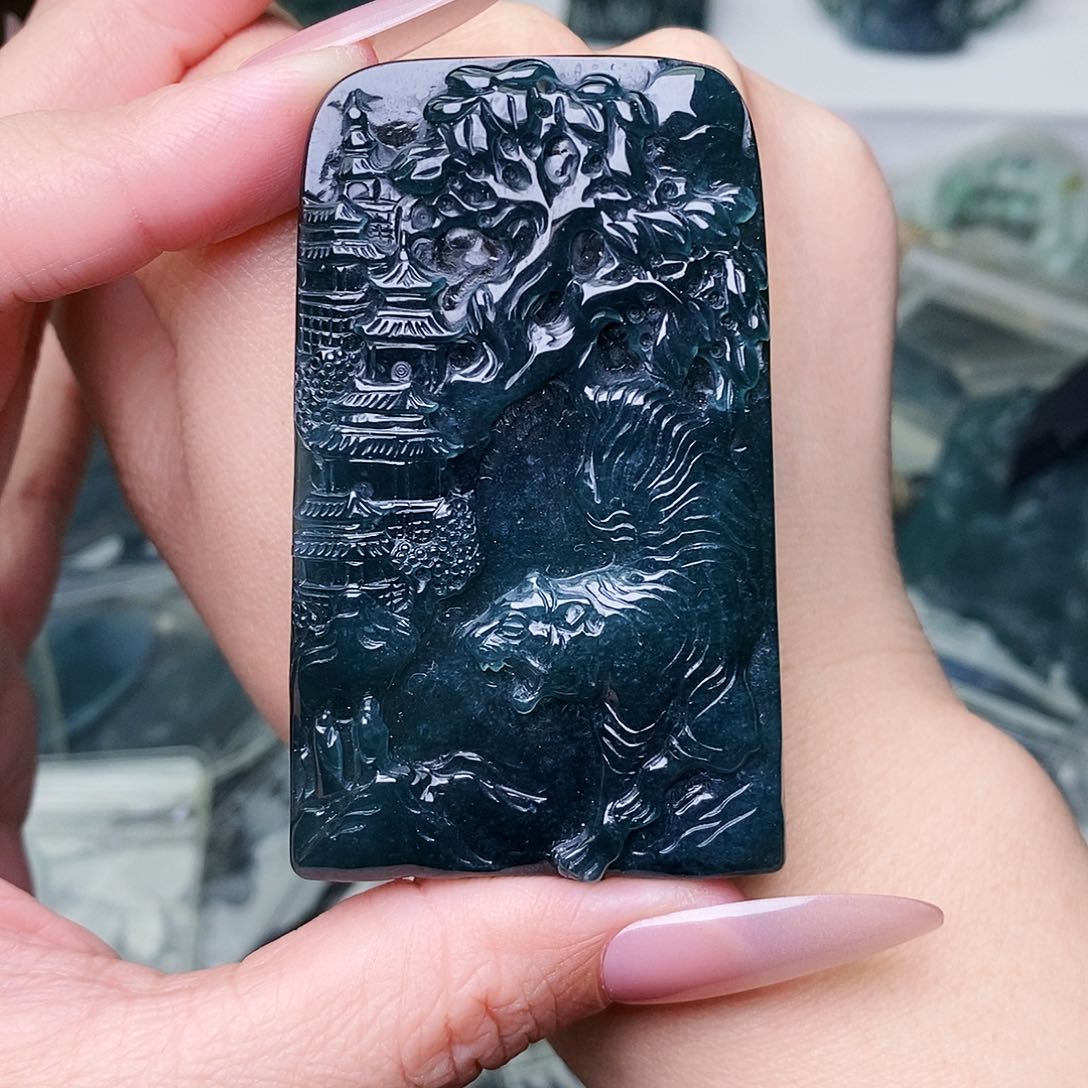 颈饰未镶嵌翡翠        