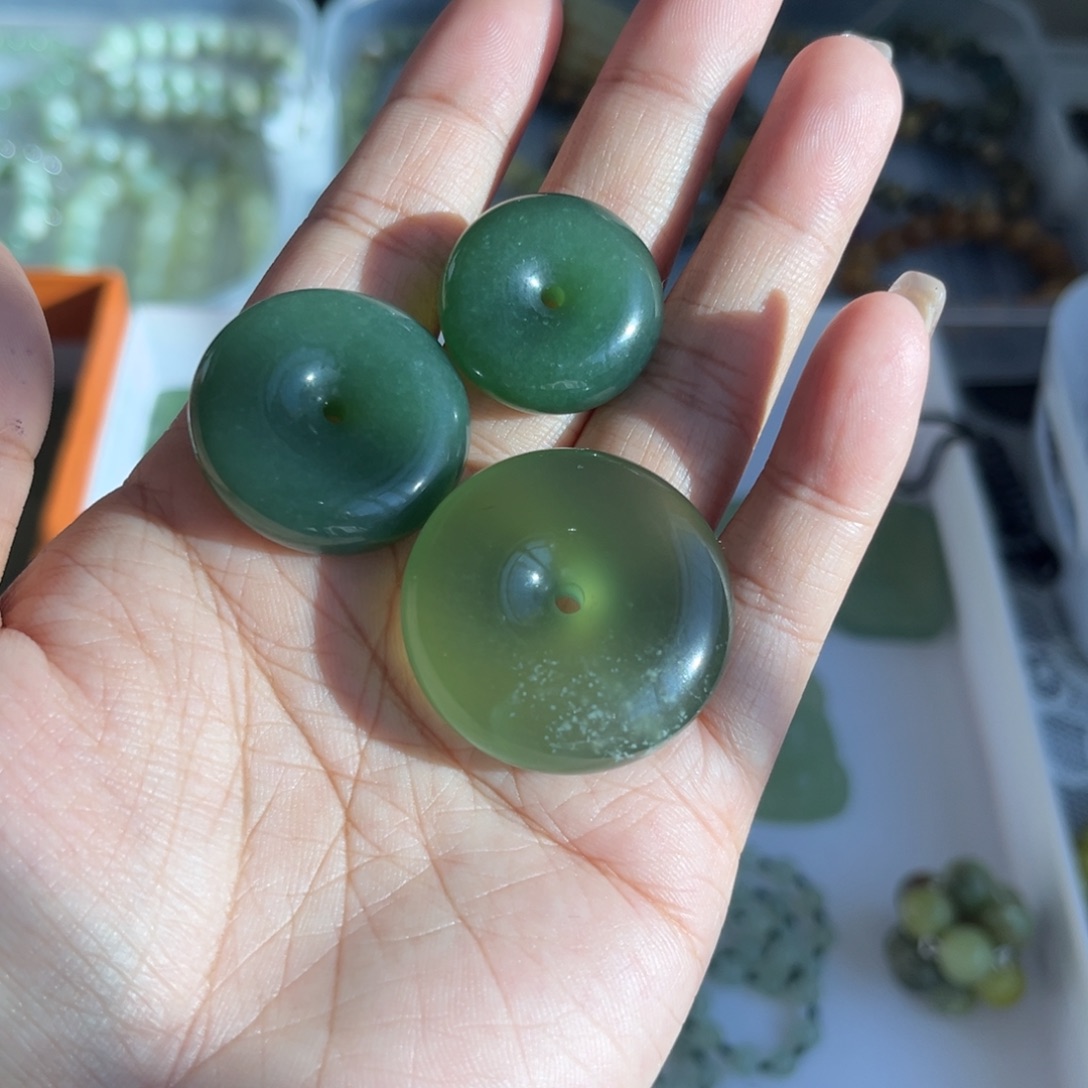 被***拽蛇纹石玉未镶嵌颈饰