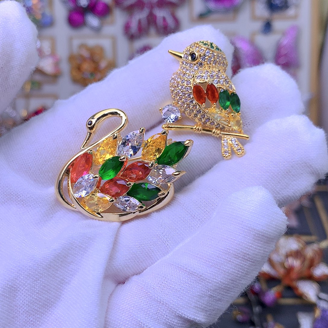 合成立方氧化锆铜胸针2个