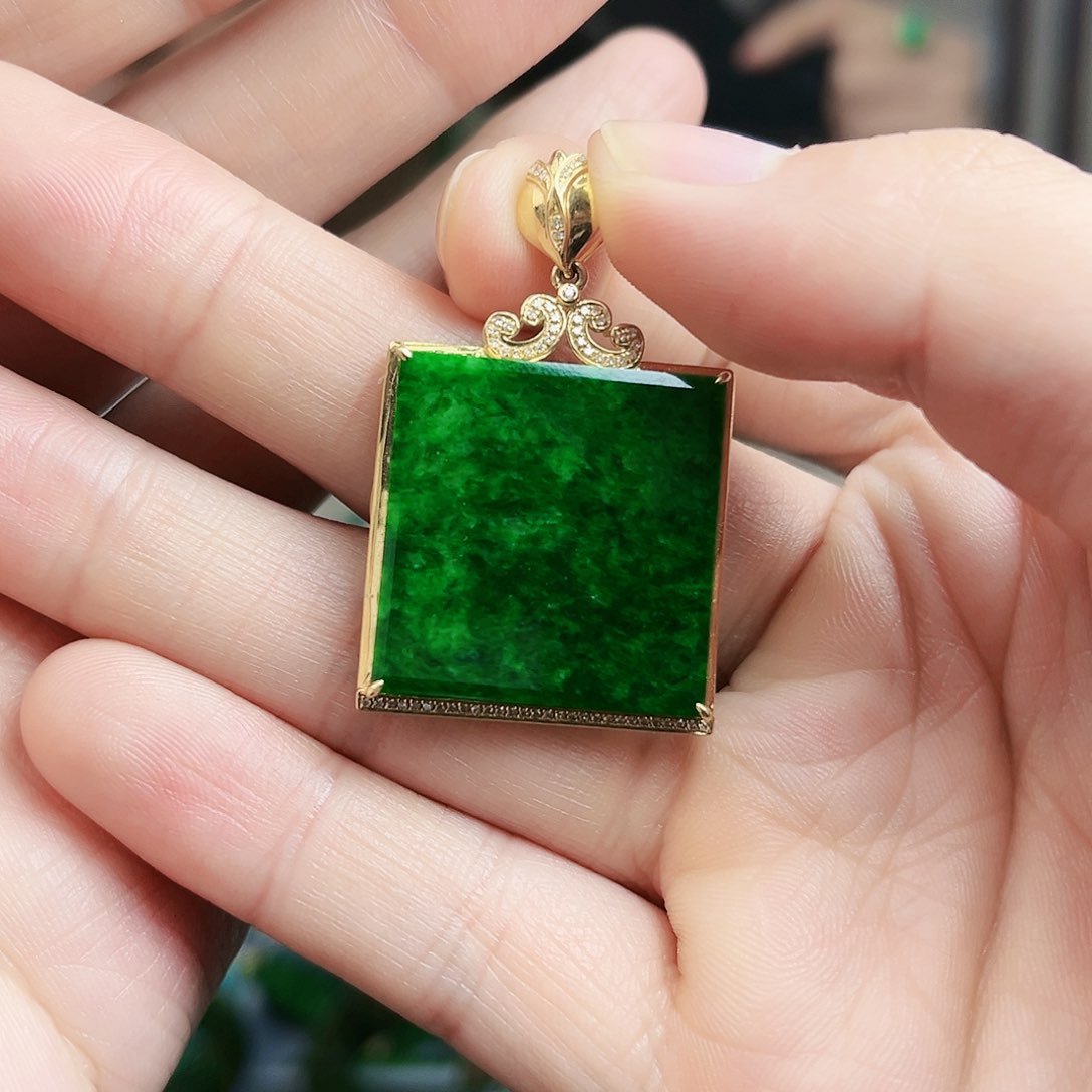 翡翠颈饰18K金镶嵌吊坠