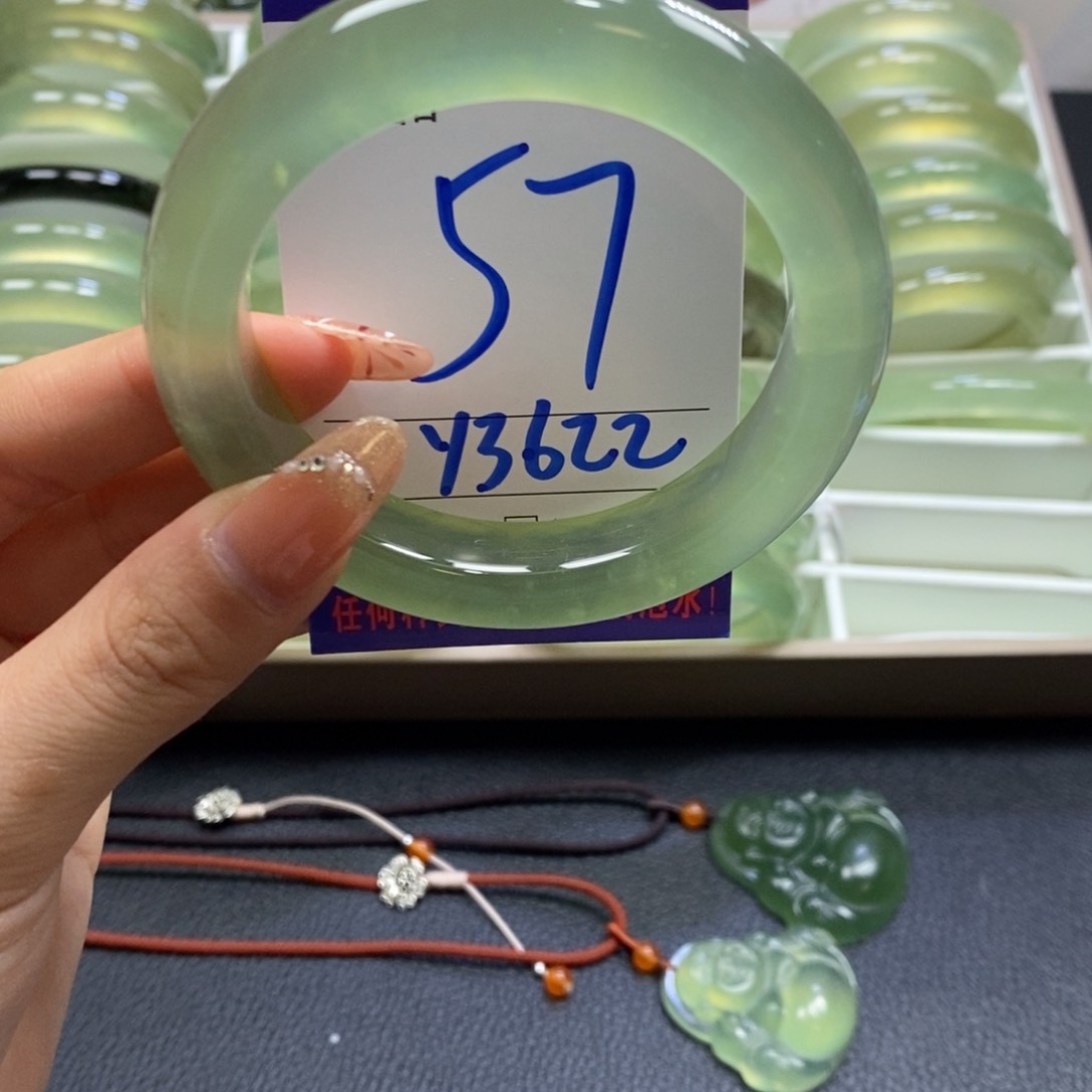 蛇纹石玉手镯足铂镶嵌