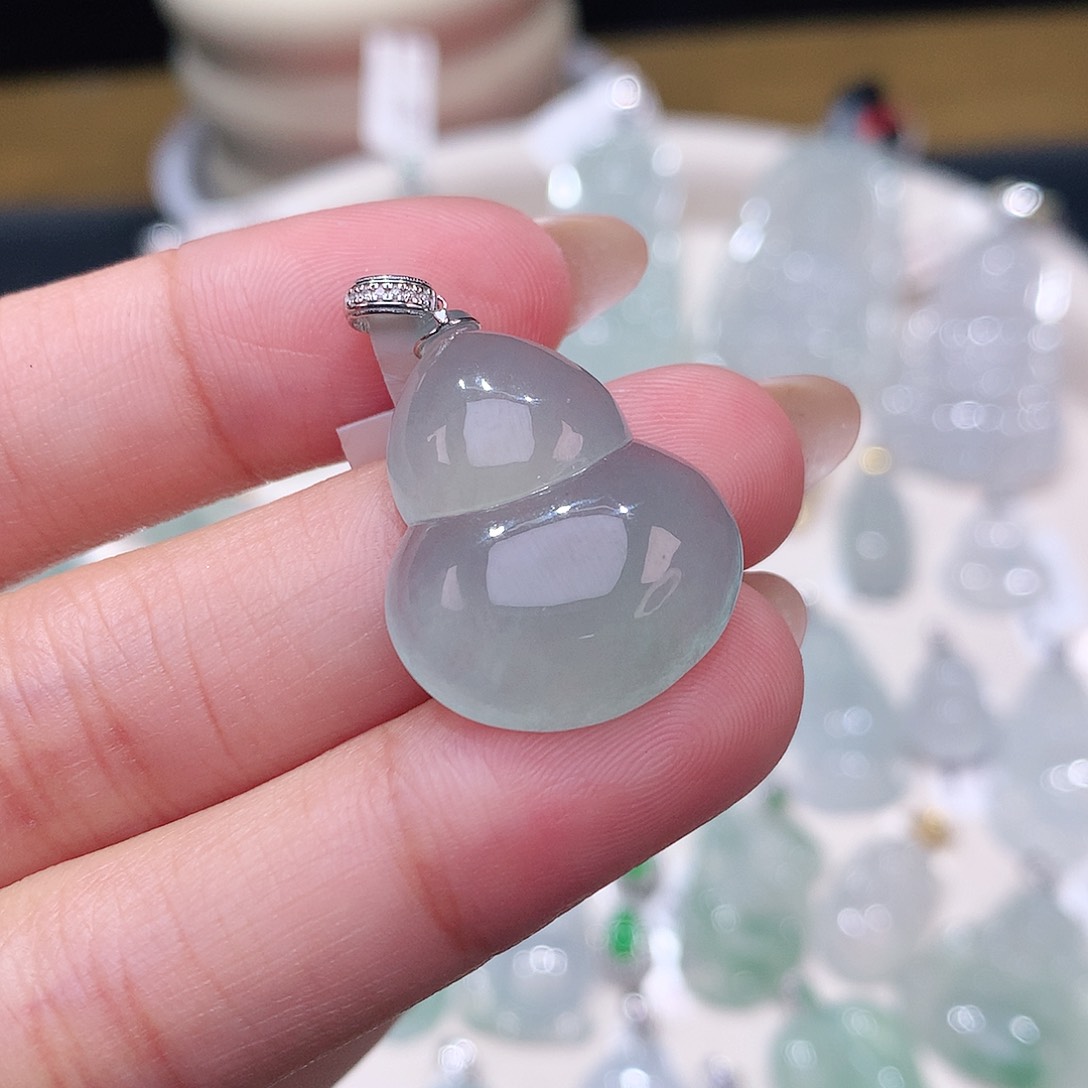 颈饰18K金镶嵌翡翠葫芦