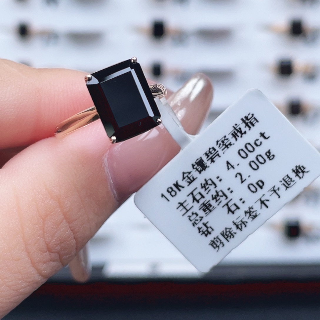 18K金镶嵌碧玺戒指