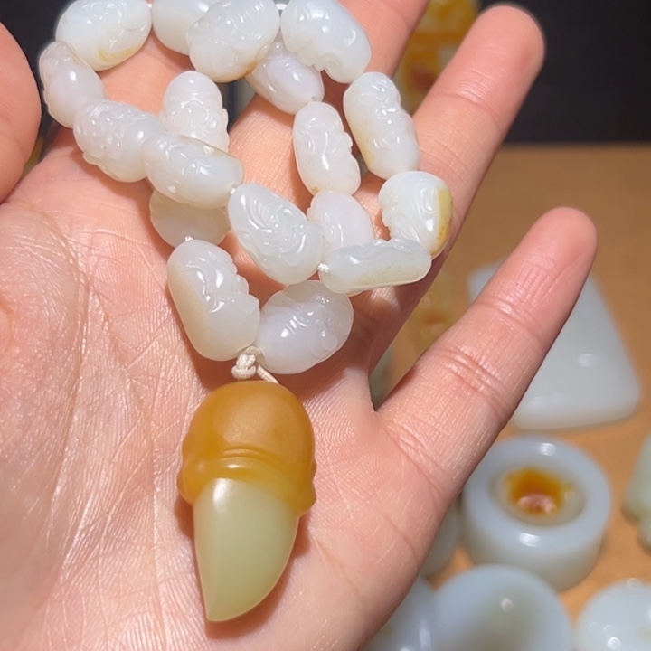 来***笑和田玉未镶嵌颈饰