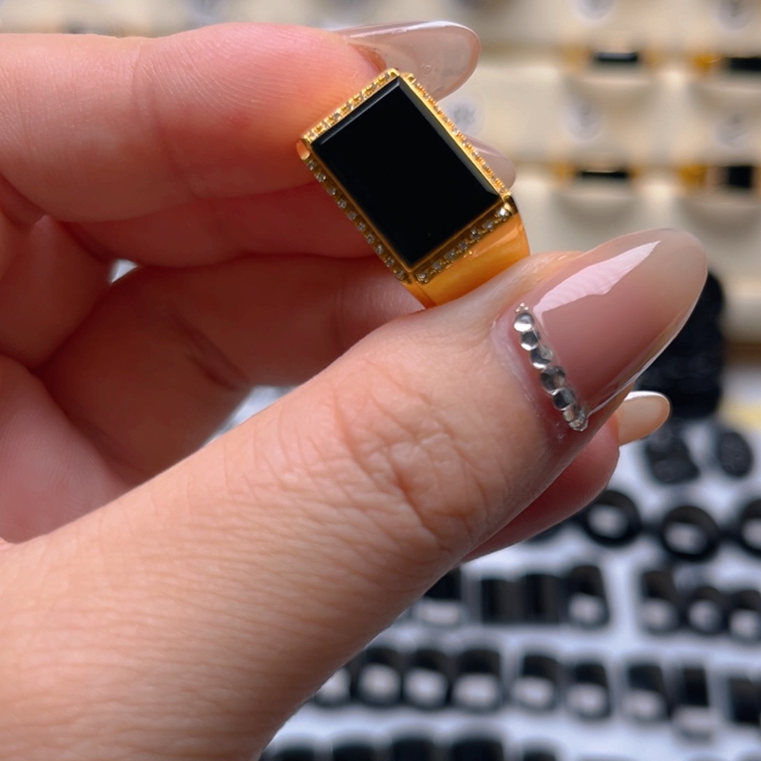 翡翠戒指18K金镶嵌缅甸翡翠