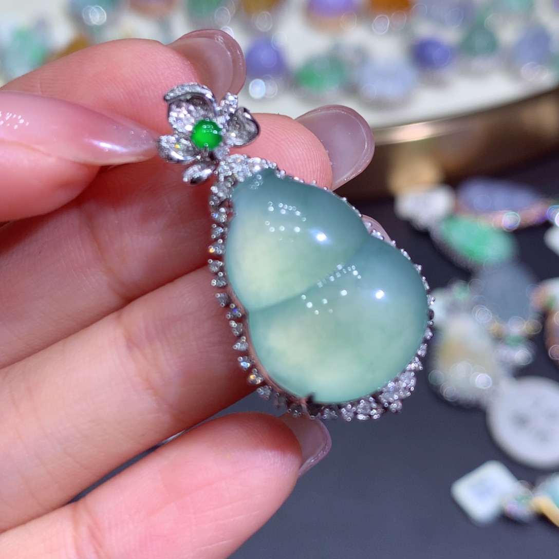 翡翠吊坠(赠链)18K金镶嵌