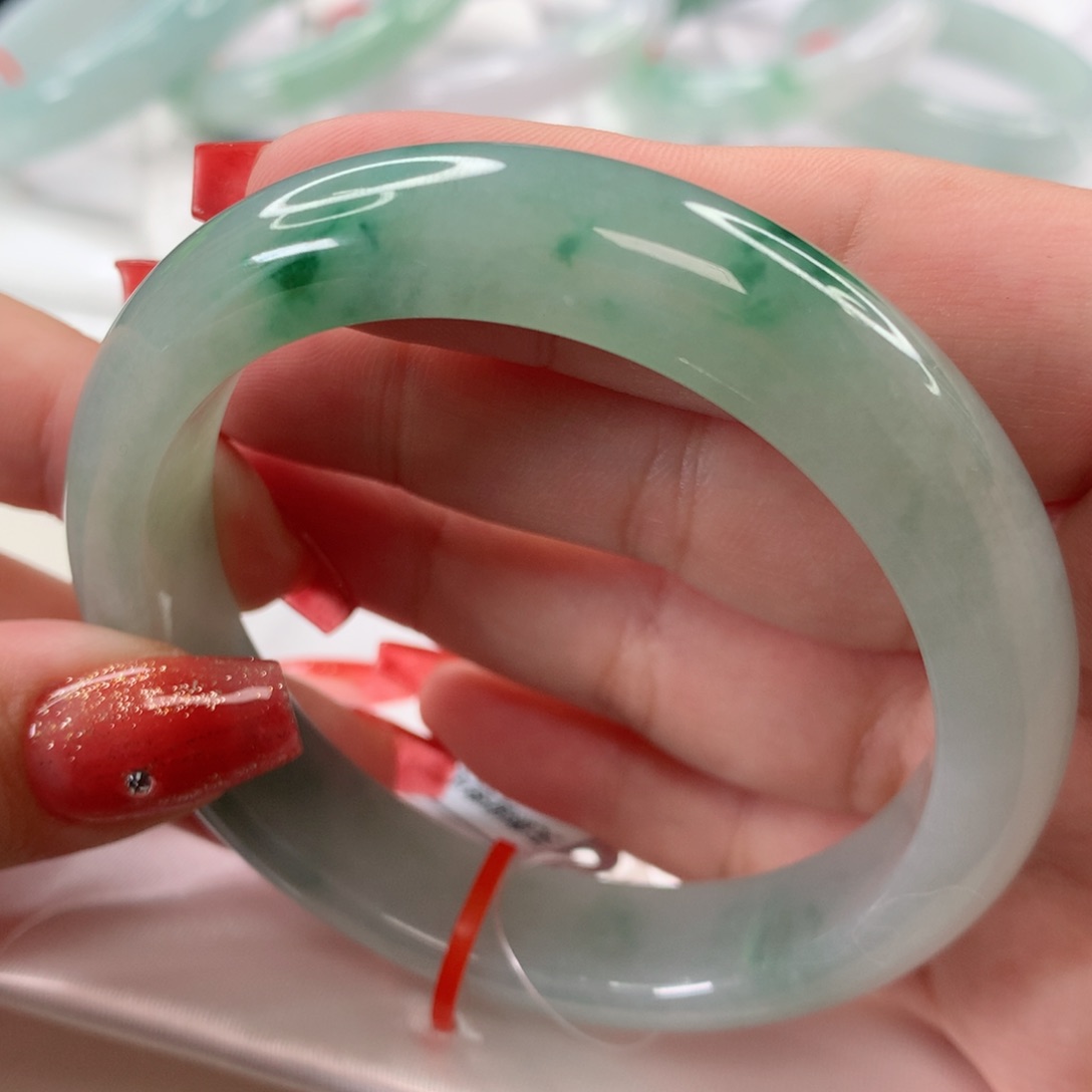 翡翠手镯未镶嵌56.7圈口绿底飘浓阳绿