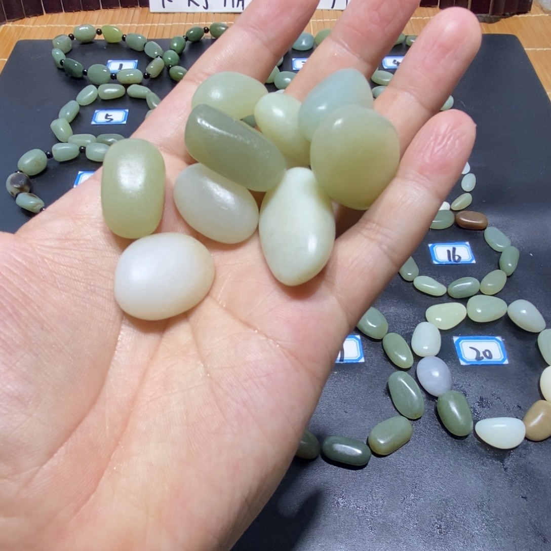 潇***枫和田玉未镶嵌颈饰