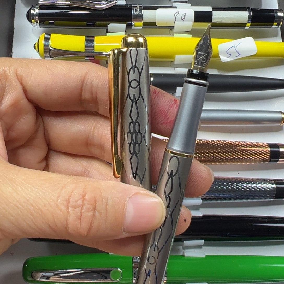 便携式富利文2001浅金色小明尖礼品笔可用墨囊