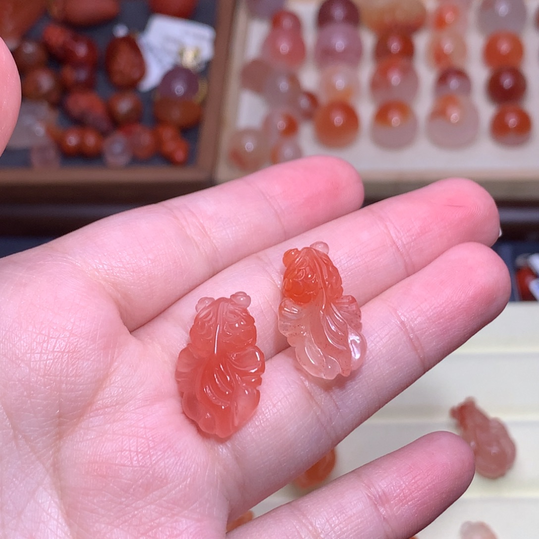 左***优南红玛瑙未镶嵌珠宝半成品大尾巴鱼