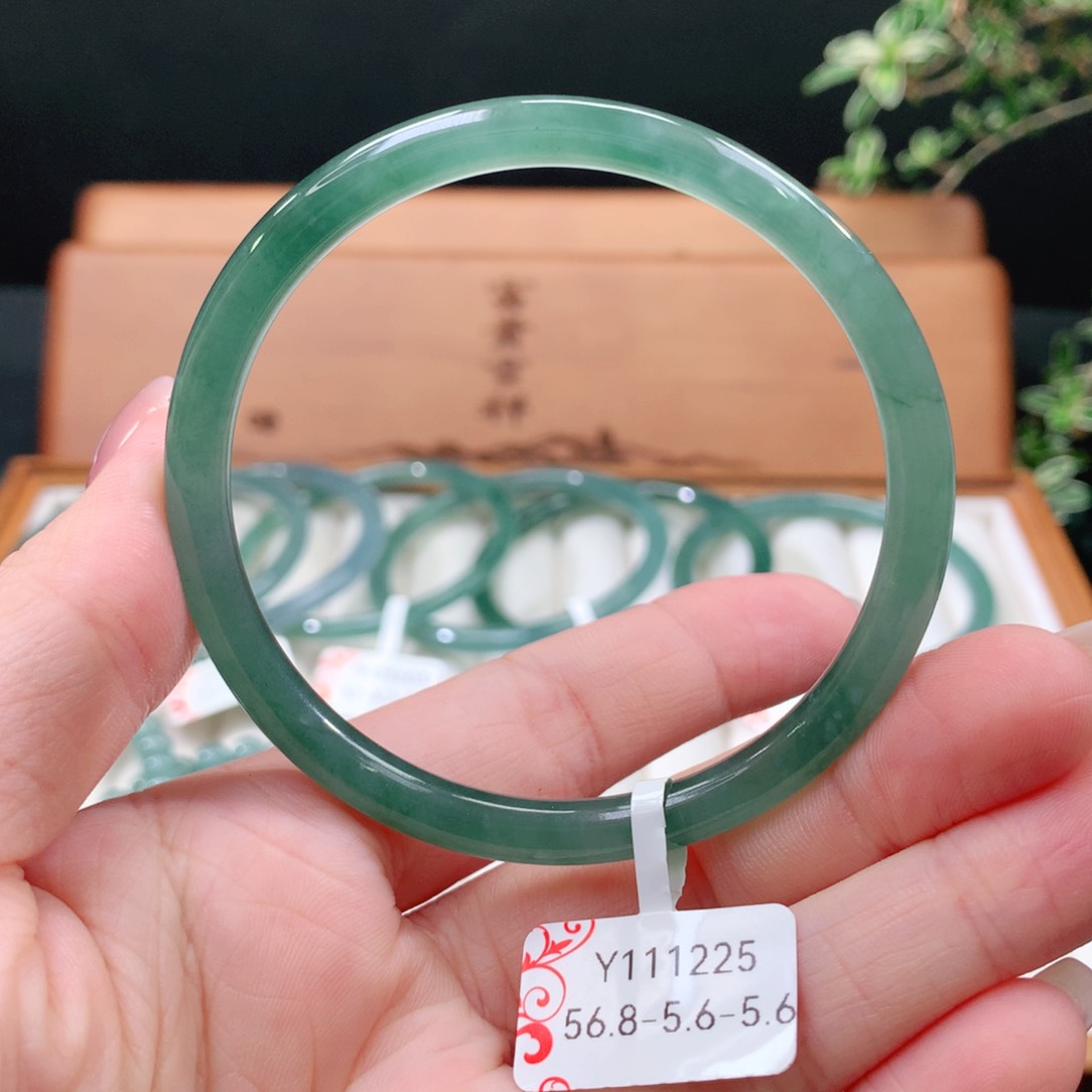 翡翠手镯未镶嵌天然