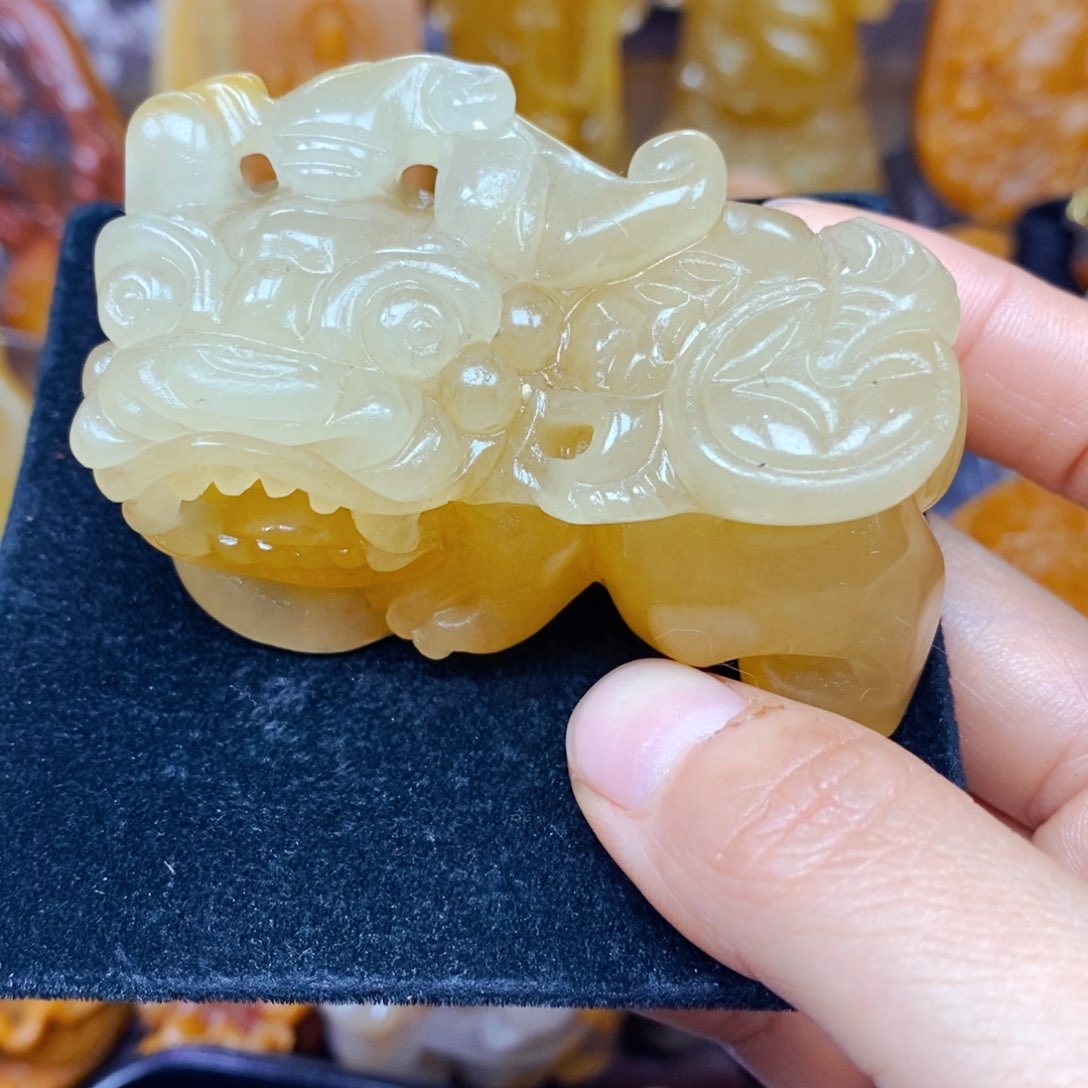 石英质玉（黄龙玉）未镶嵌颈饰