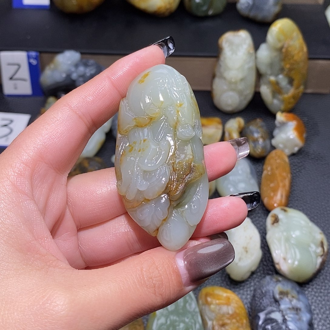 武***穆和田玉未镶嵌颈饰