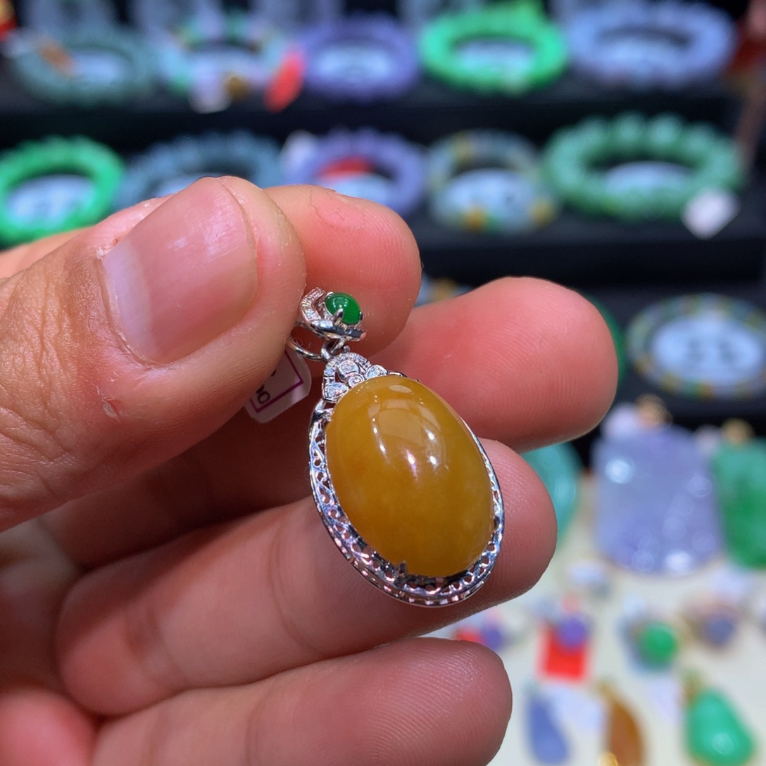 翡翠18K金镶嵌颈饰