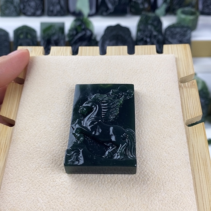 风***淡蛇纹石玉未镶嵌马牌子