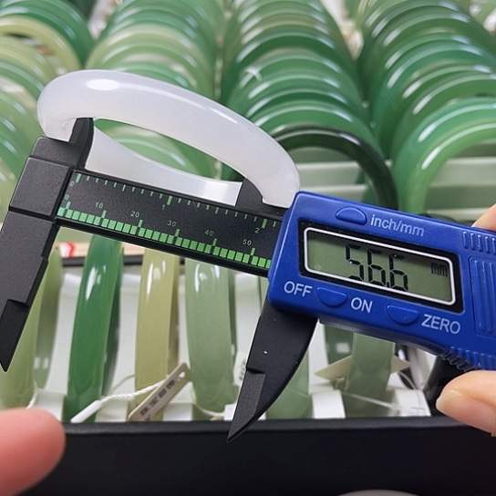 东陵石颈饰未镶嵌