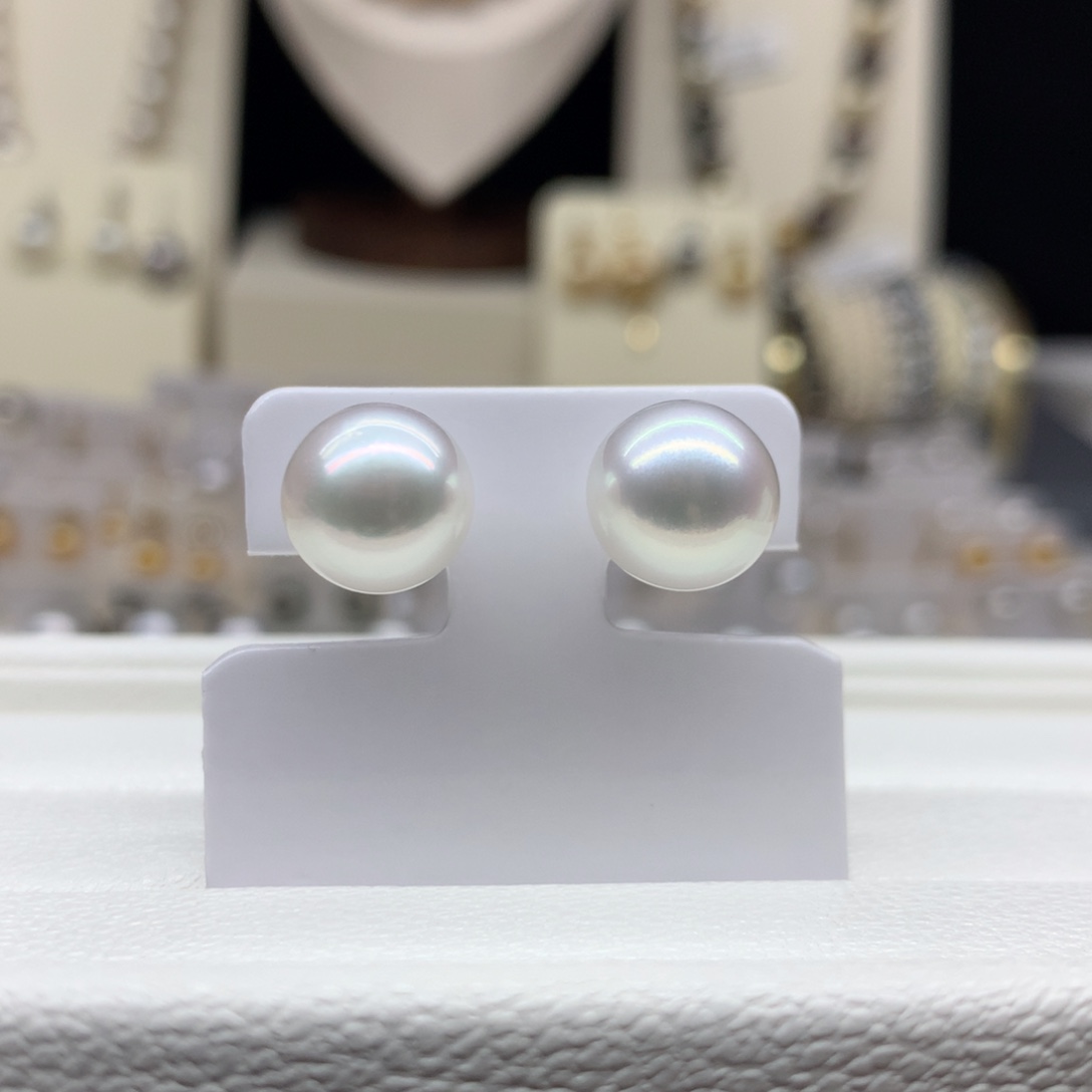 c***h耳饰18K金镶嵌海水珍珠10.8mm澳白耳钉