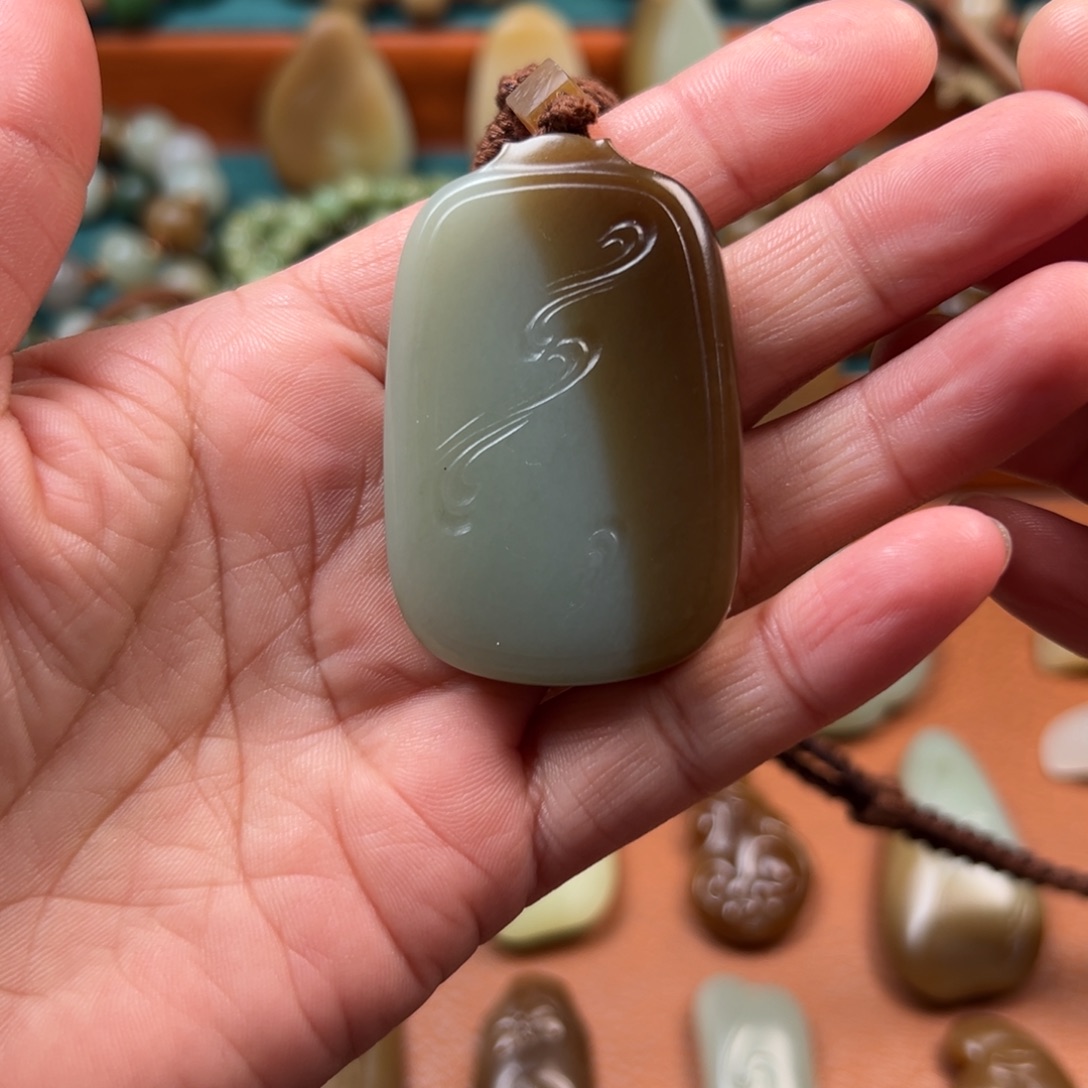 常***波和田玉未镶嵌颈饰