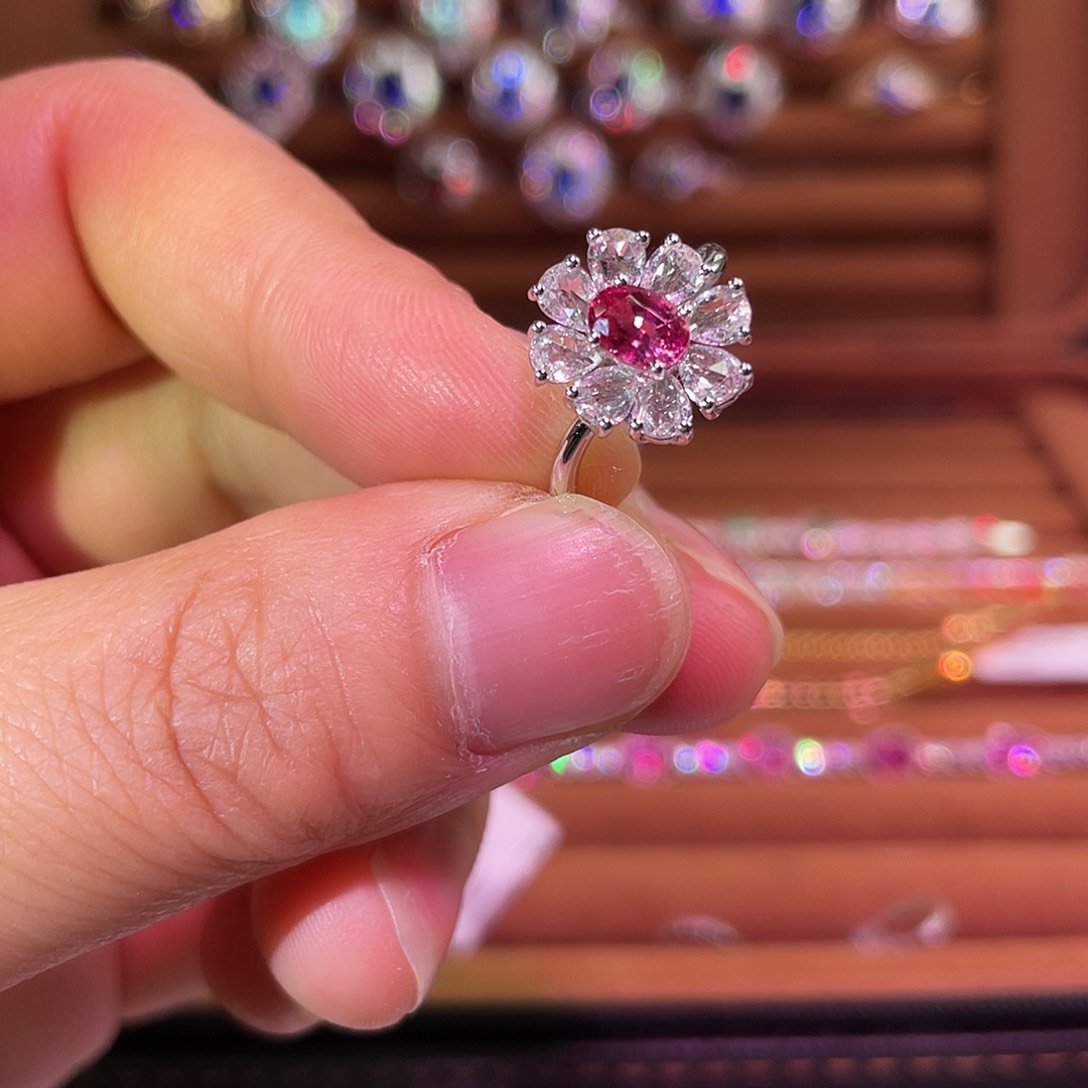 尖晶石戒指18K金镶嵌