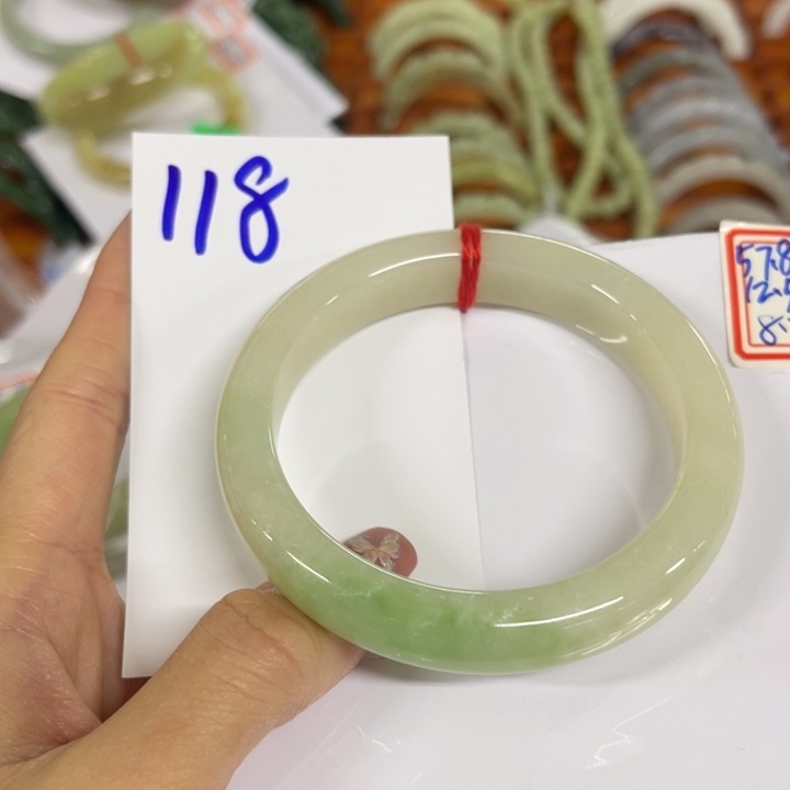 幸***星和田玉未镶嵌手镯