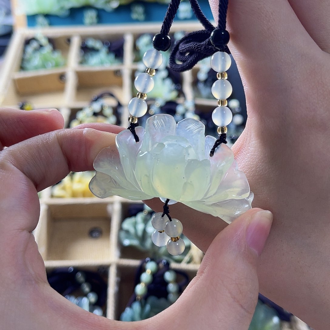 蛇纹石玉颈饰合金