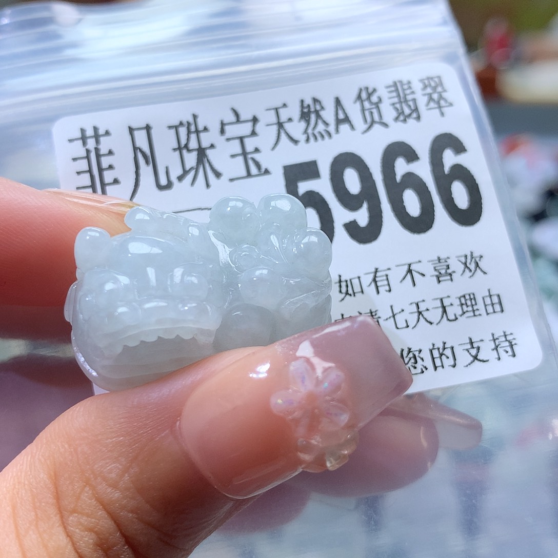 翡翠挂件未镶嵌，