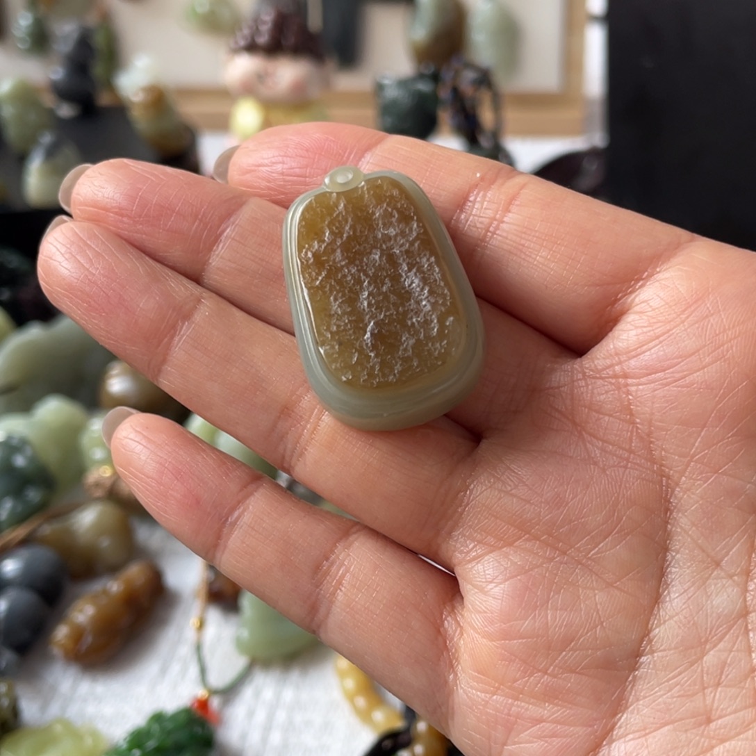 和田玉未镶嵌颈饰无事牌