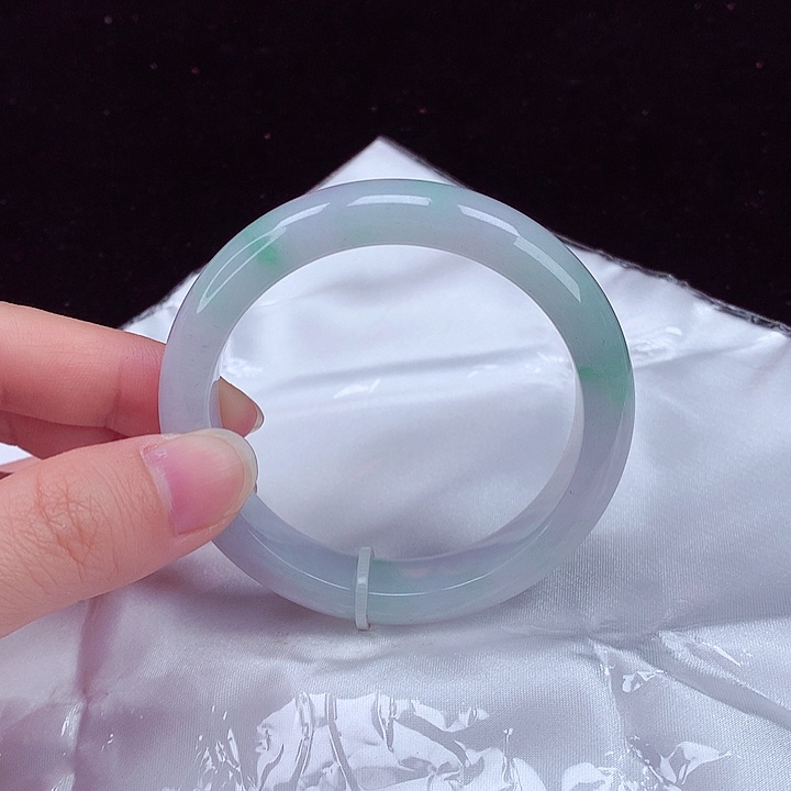 翡翠手镯未镶嵌翡翠