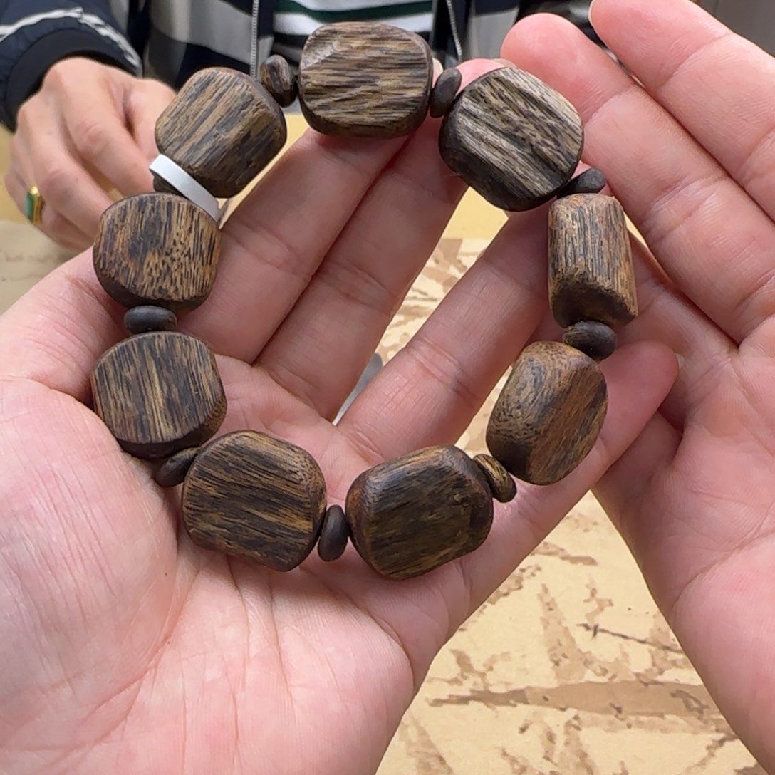 沉香手串绿棋蓝宝石高货22克