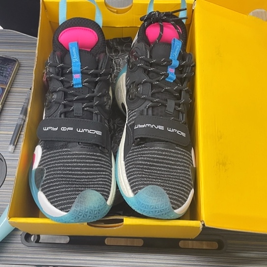 90号李宁篮球鞋39.5……245