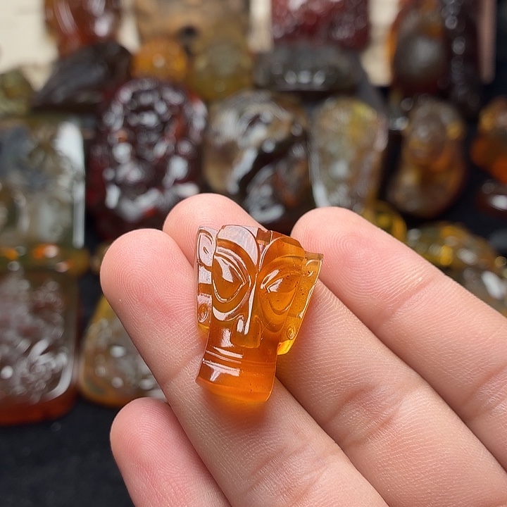 巴****琥珀未镶嵌颈饰，，